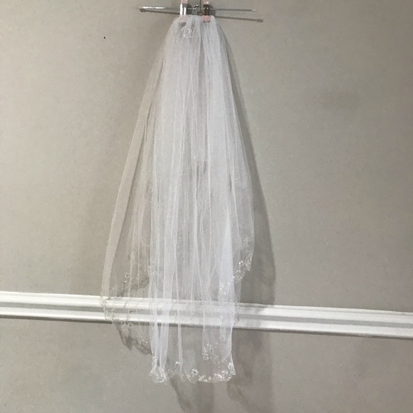 Waist length white veil with blusher - Picture 2 of 13